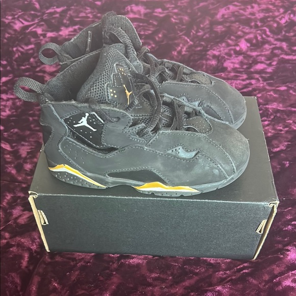 Jordan Kids' Black Sneakers with Gold Jumpman Accents - Picture 4 of 4